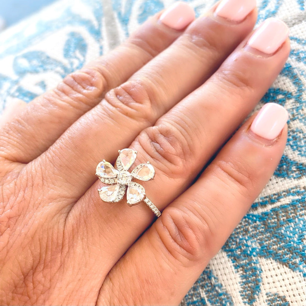 Unique 18kt Floral Diamond Ring