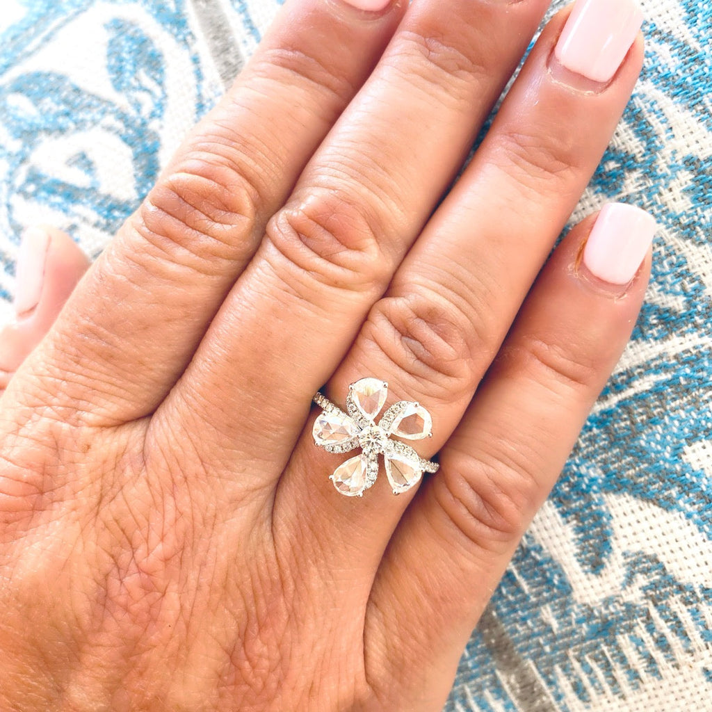 Unique 18kt Floral Diamond Ring