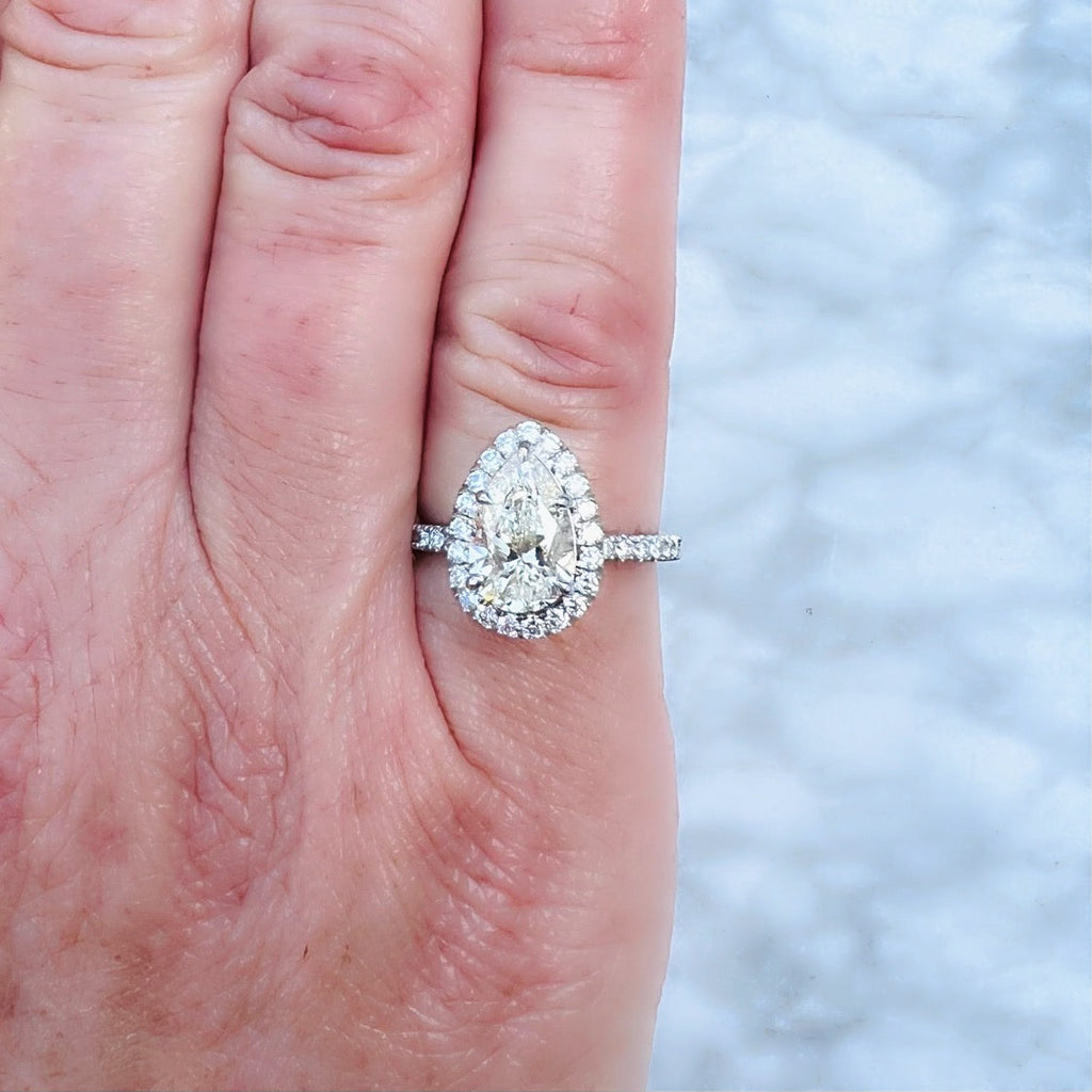 Incredible 2.01 carat Pear Shaped 18k Diamond Ring