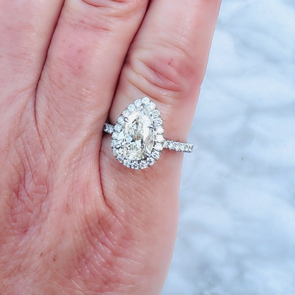 Incredible 2.01 carat Pear Shaped 18k Diamond Ring