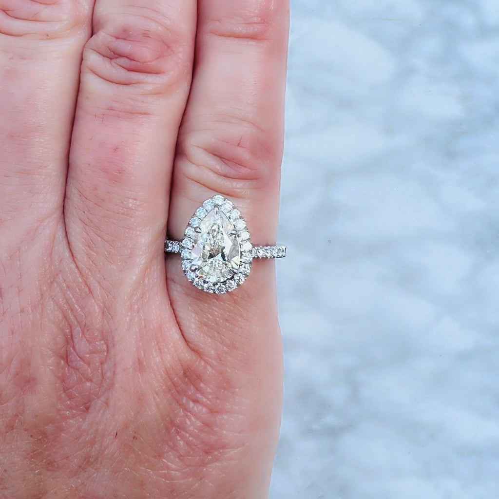 Incredible 2.01 carat Pear Shaped 18k Diamond Ring