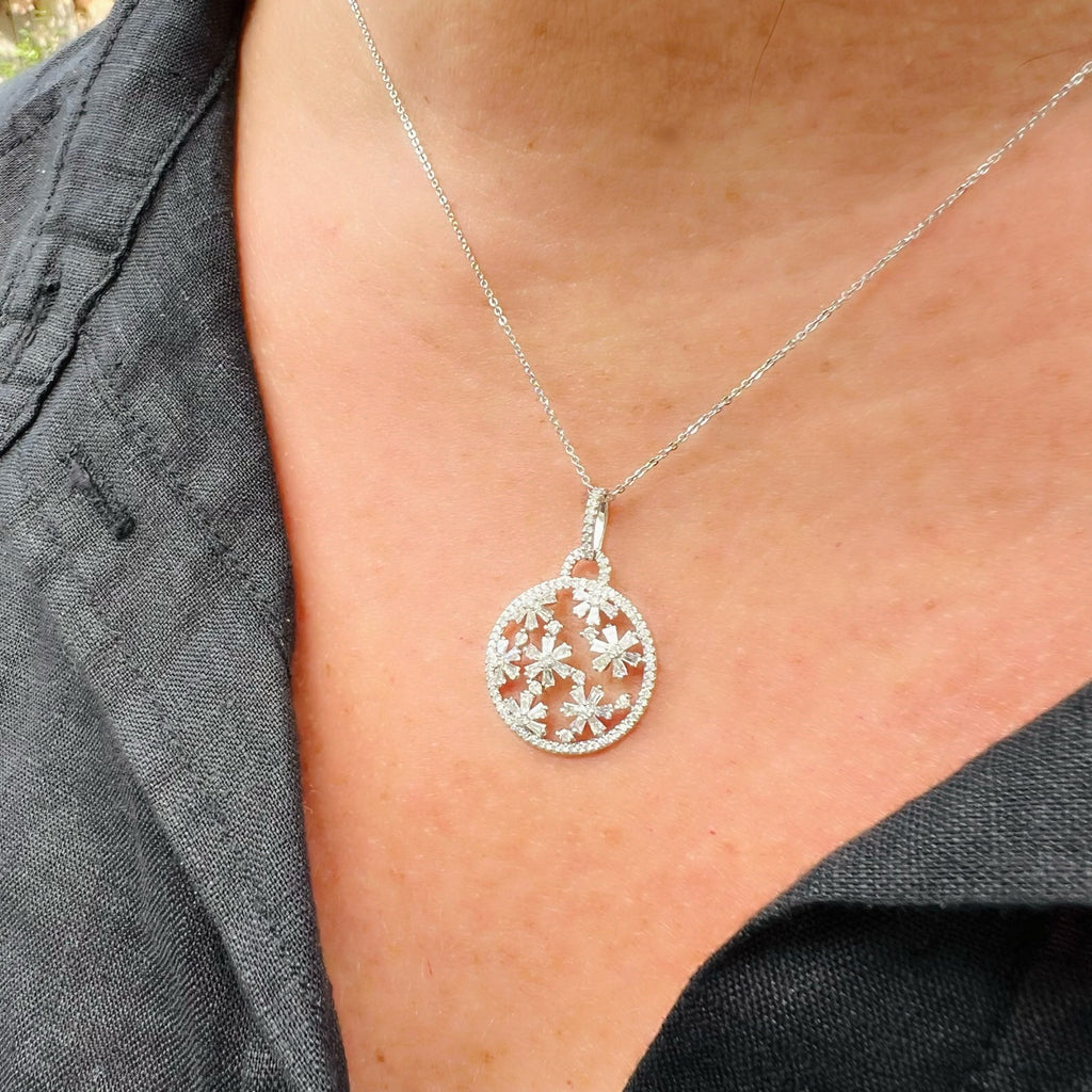 18 karat White Gold Diamond Floral Pendant necklace