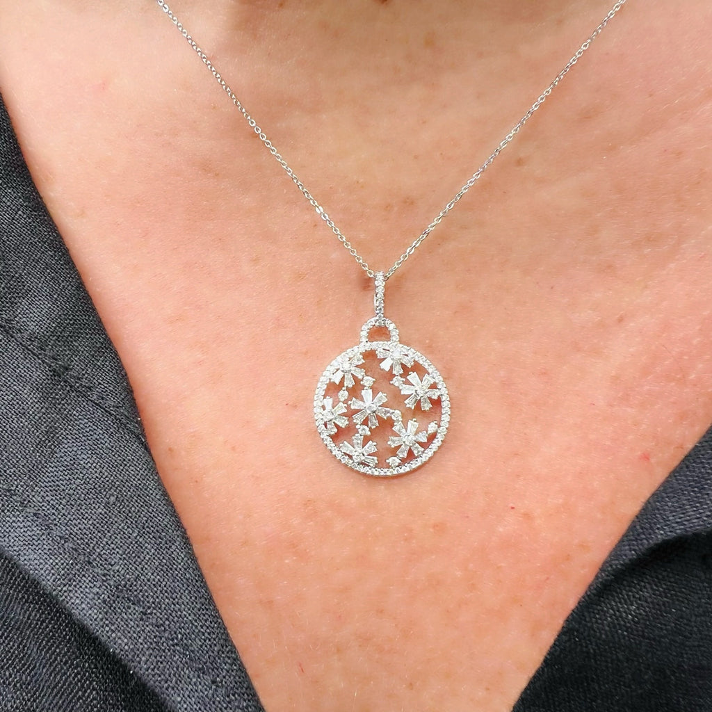 18 karat White Gold Diamond Floral Pendant necklace