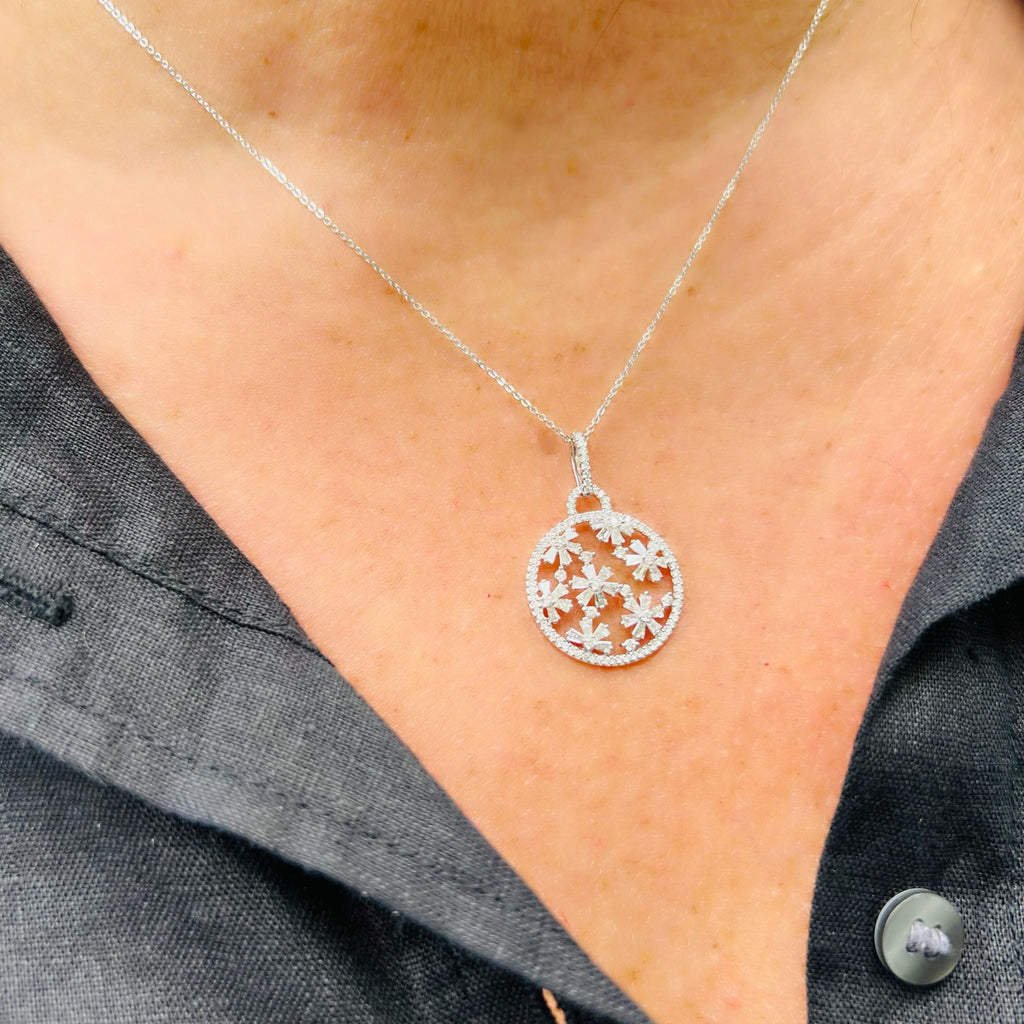 18 karat White Gold Diamond Floral Pendant necklace