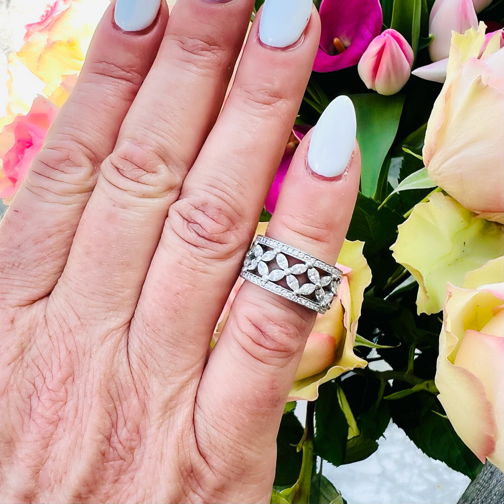 18k White Gold Floral Diamond Fashion Ring