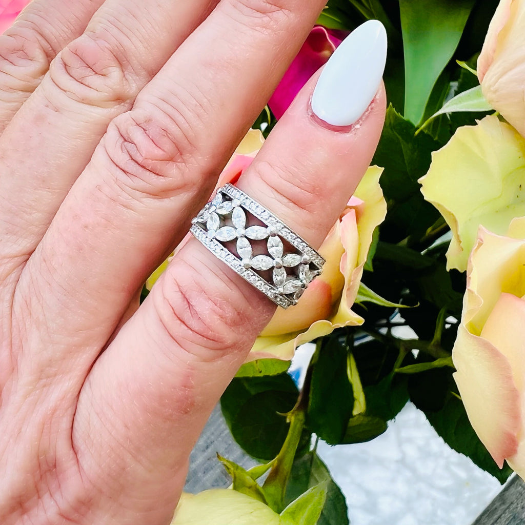 18k White Gold Floral Diamond Fashion Ring