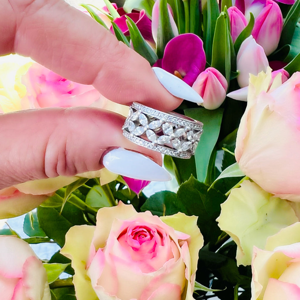 18k White Gold Floral Diamond Fashion Ring