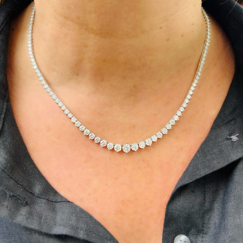 Stunning 18kt Graduated Diamond Line Necklace