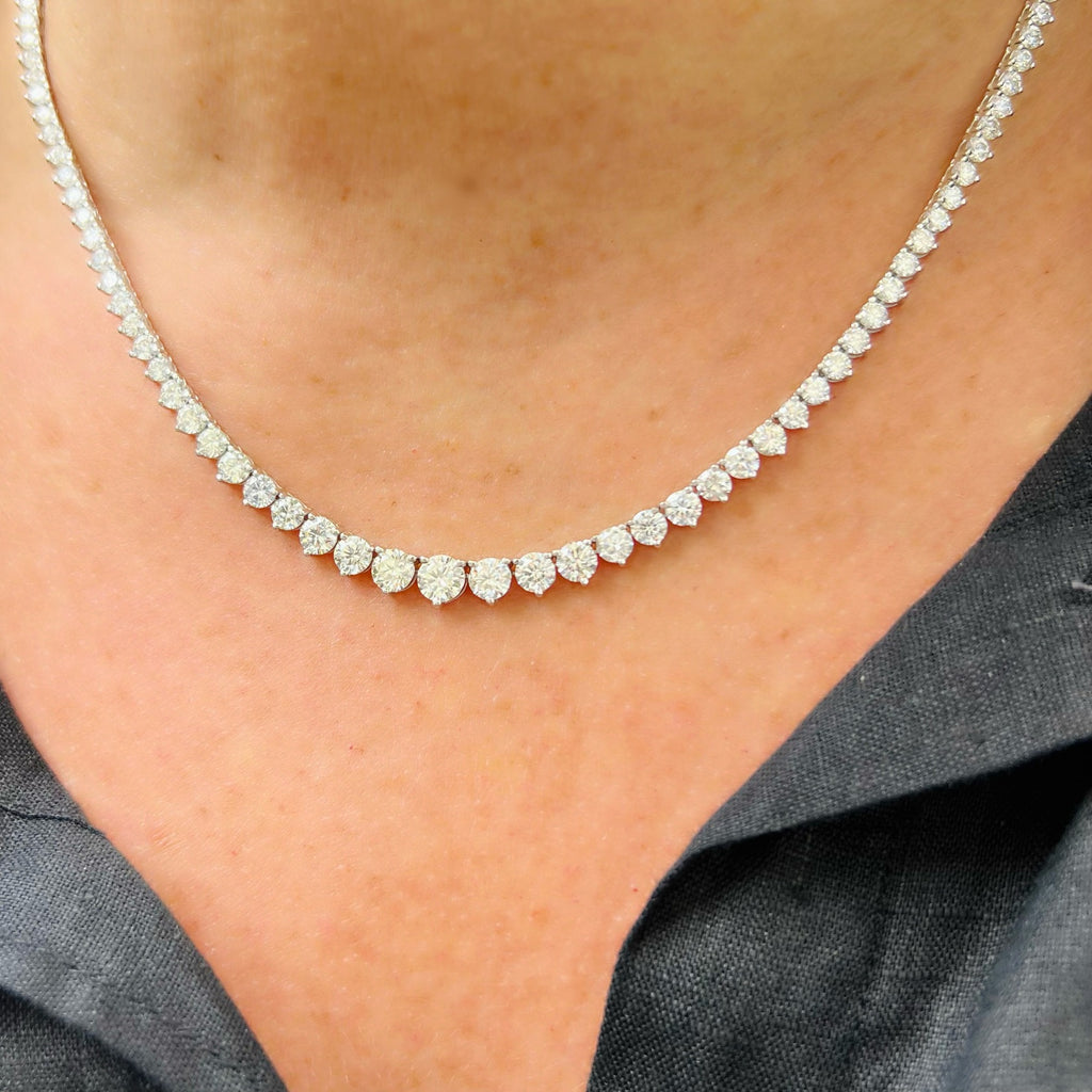 Stunning 18kt Graduated Diamond Line Necklace