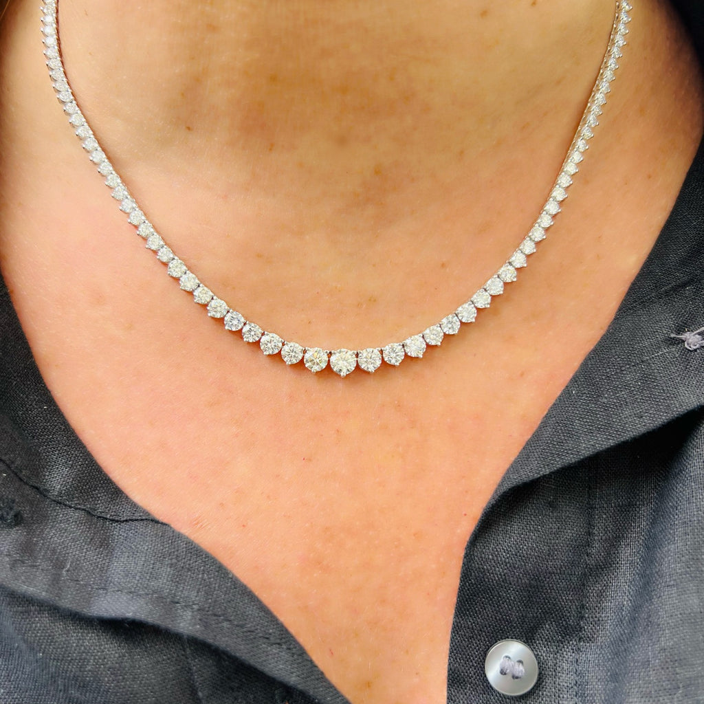 Stunning 18kt Graduated Diamond Line Necklace