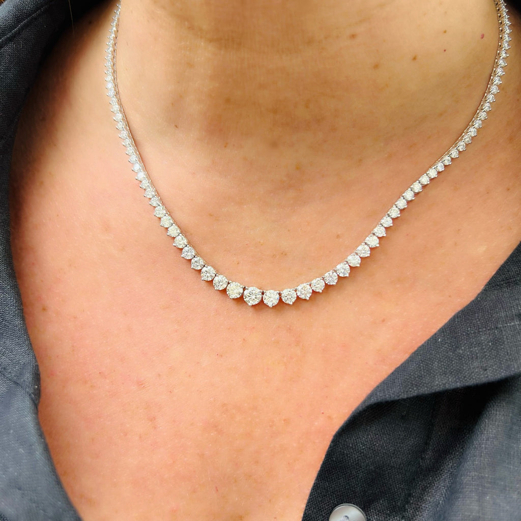 Stunning 18kt Graduated Diamond Line Necklace
