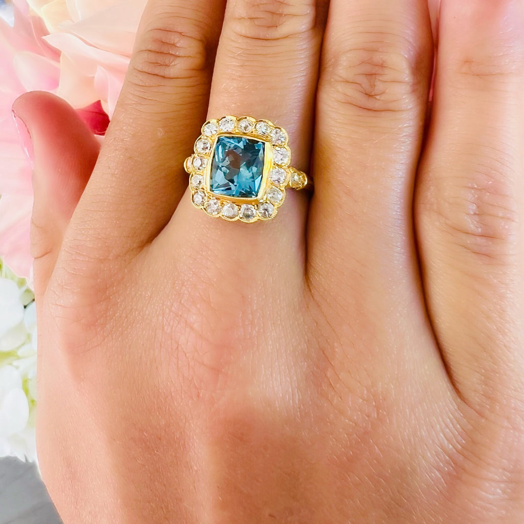 18kt Yellow Gold Vibrant Aquamarine & Diamond Ring