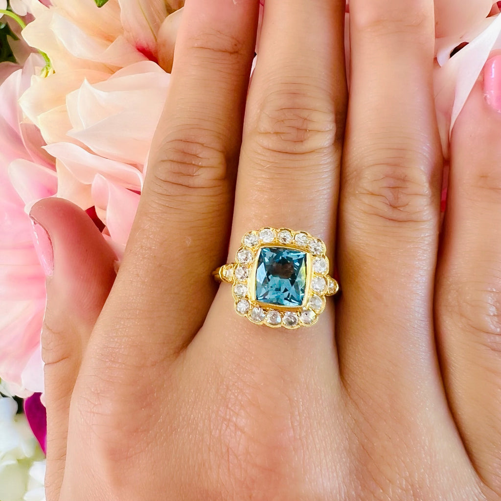 18kt Yellow Gold Vibrant Aquamarine & Diamond Ring