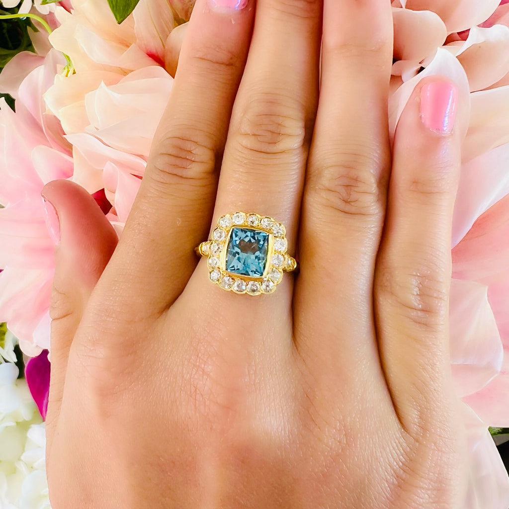 18kt Yellow Gold Vibrant Aquamarine & Diamond Ring