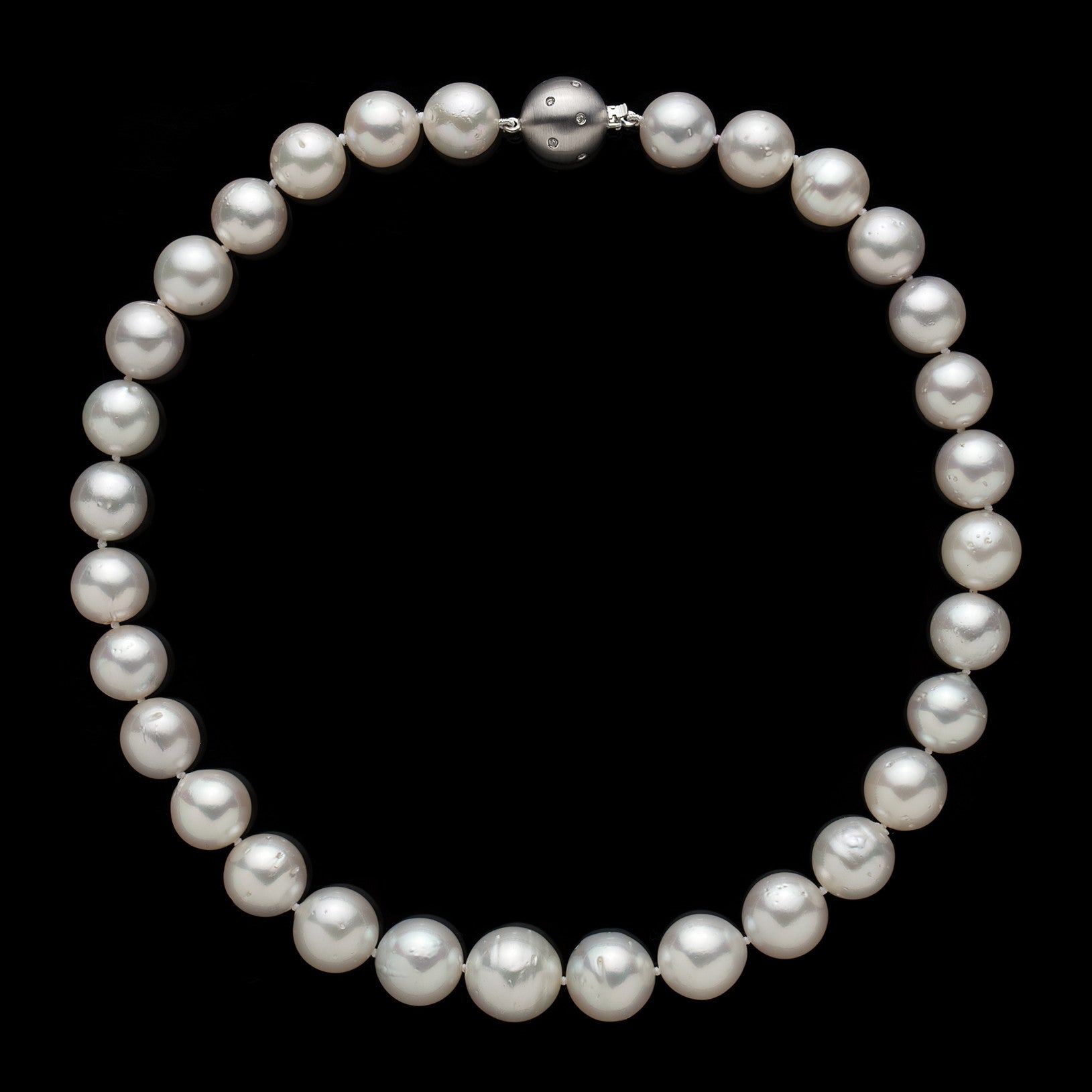 Necklace in Black and White pearls