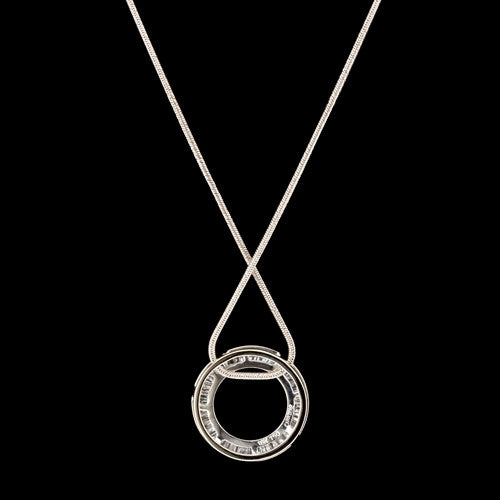18Kt Diamond Wavy Circle Pendant Necklace