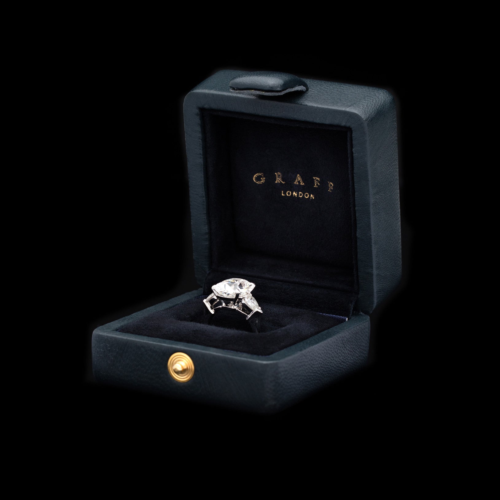 Extraordinary GRAFF Cushion Cut Diamond Ring: 7.14 carats - 66mint