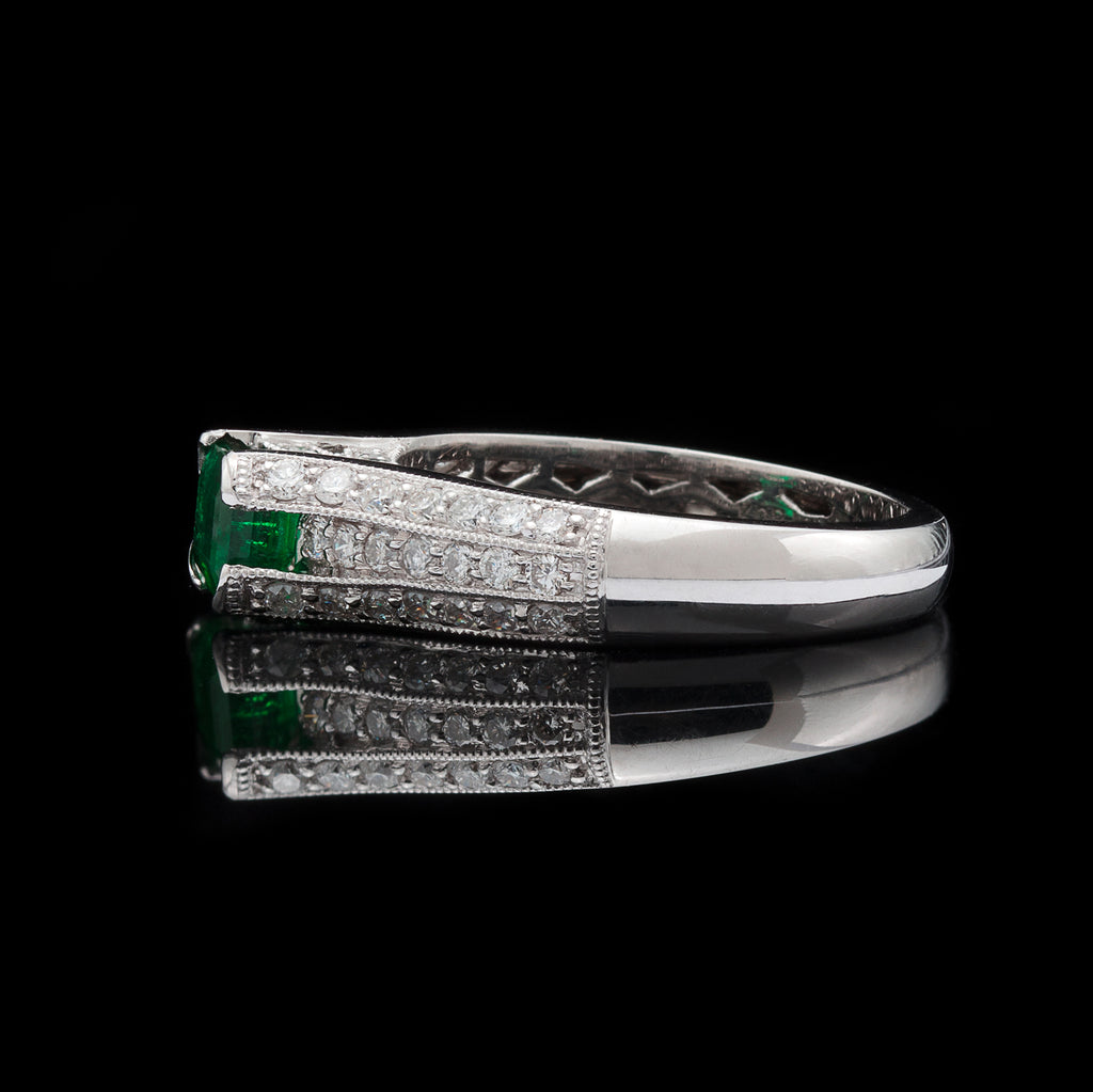 18kt White Gold Emerald & Diamond Ring