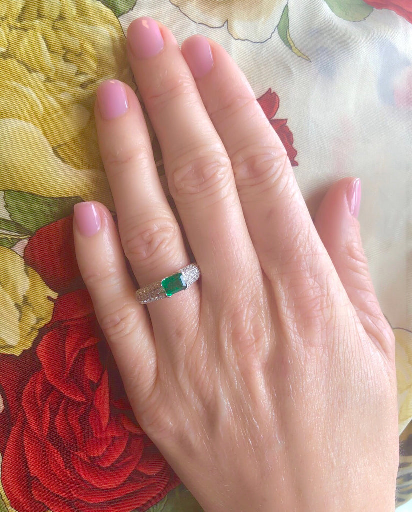 18kt White Gold Emerald & Diamond Ring