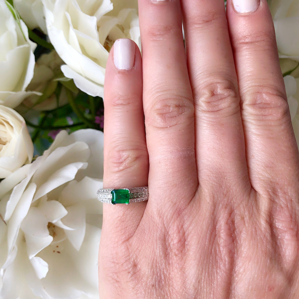 18kt White Gold Emerald & Diamond Ring