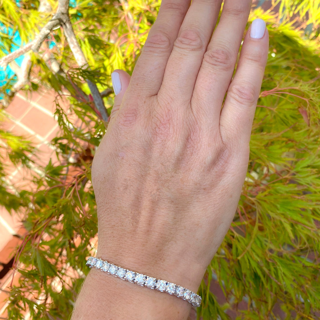 Exceptional Diamond & White Gold Line Tennis Bracelet