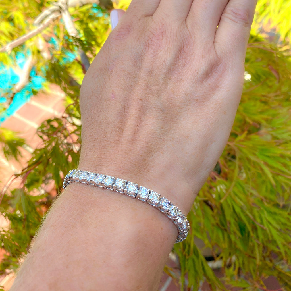 Exceptional Diamond & White Gold Line Tennis Bracelet