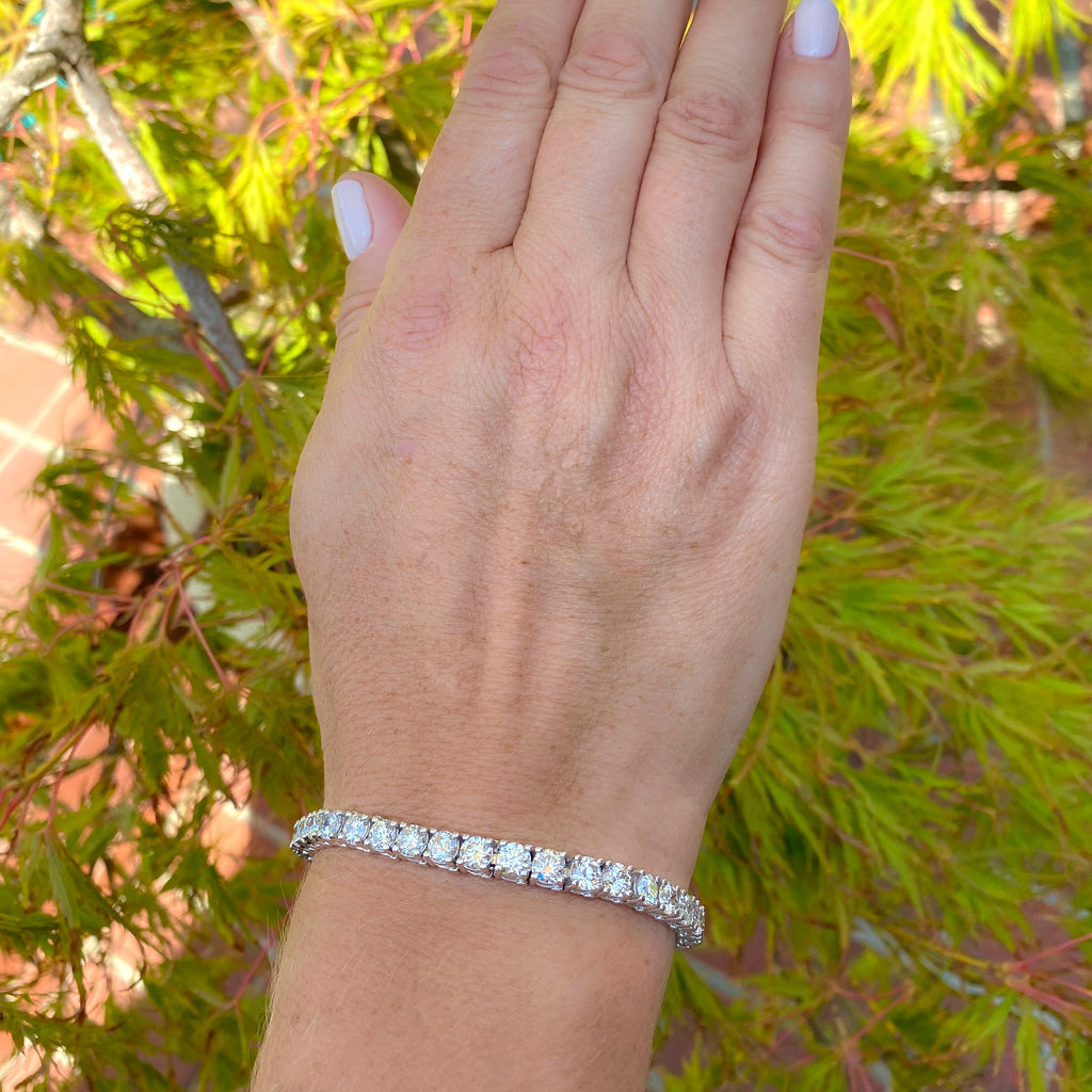 Exceptional Diamond & White Gold Line Tennis Bracelet